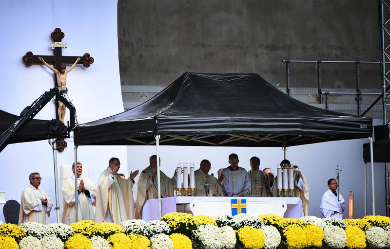 Påven firar mässa med katoliker i Malmö.