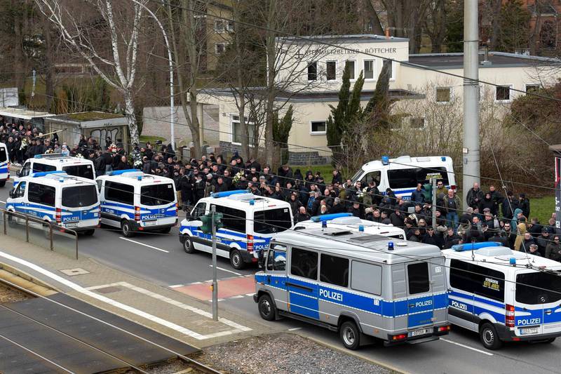 Polispådraget var stort vid begravningen av nynazisten Thomas Haller i mars. Haller var en högerextrem ledare som i början av 1990-talet grundade  supportergruppen HooNaRa.