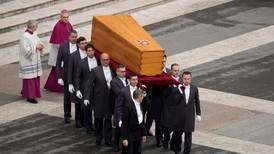Tiotusentals tog farväl av Benedikt XVI