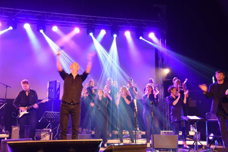 30-årsjubilerande Oslo Gospel Choir med dess grundare och dirigent, Tore W Aas inledde Skärgårdssång 2018.