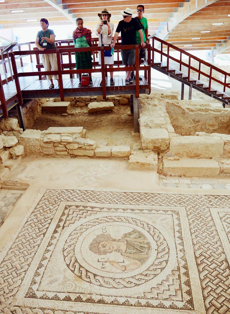 Eustolios hus från 400-talet är med sina vackra mosaik- och badanläggningar, som också rymmer kristna symboler, en av Kourions stora attraktioner.