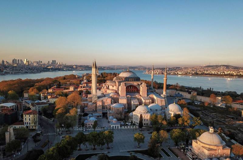 Hagia Sofia, kyrkan som blev en moské, men numera är ett museum och en av Istanbuls stora turistattraktioner.