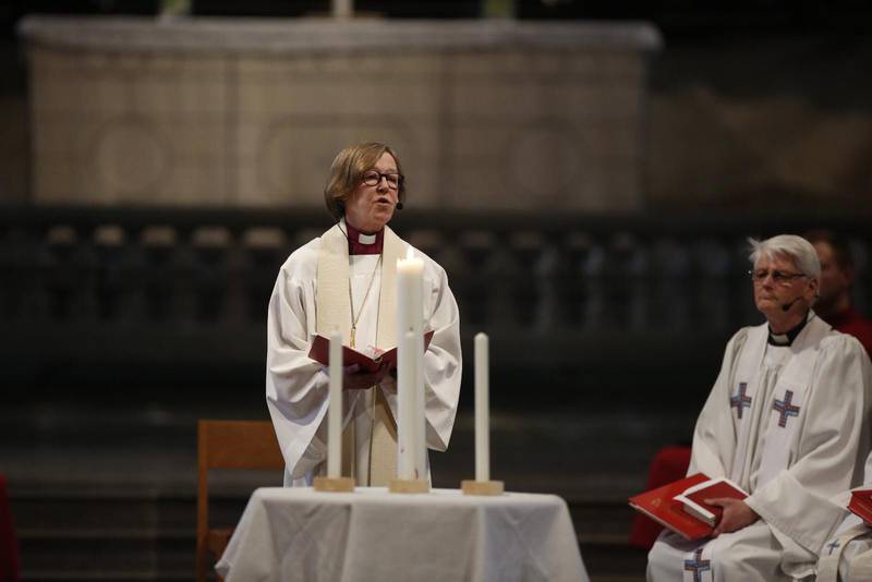 Stockholms biskop Eva Brunne läste välsignelsen och tände tre ljus: ett för tron, ett för hoppet och ett för kärleken. Domprost Hans Ulfvebrand medverkade också i gudstjänsten i Storkyrkan i Stockholm.