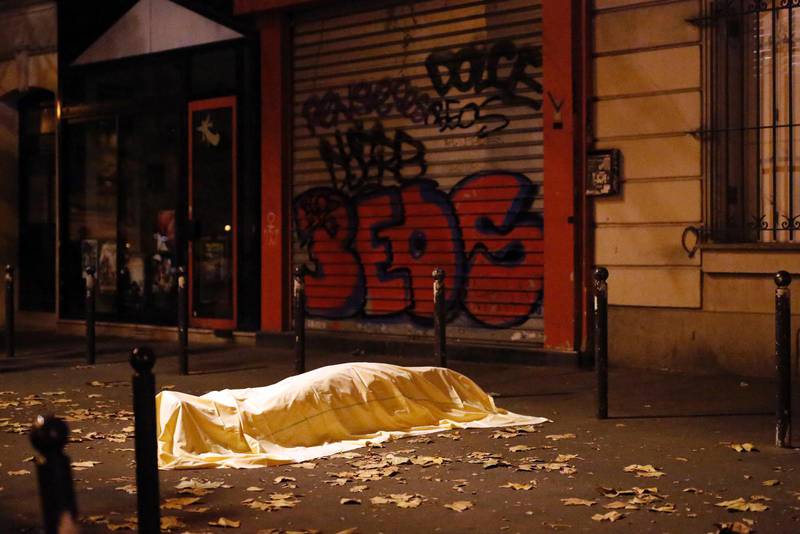 130 dog i Paris i en samordnad attack.