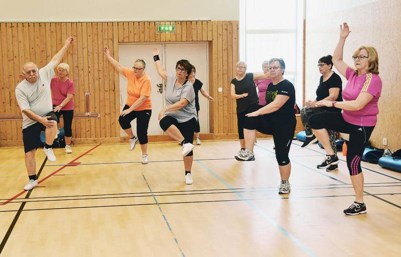 ”Förr sa man att äldre skulle träna mjukt och försiktigt. I dag vet man att äldre faktiskt mår väl av att belasta skelett och träna muskelstyrka”, säger Åsa Björk, friskvårdspastor i Huskvarna.