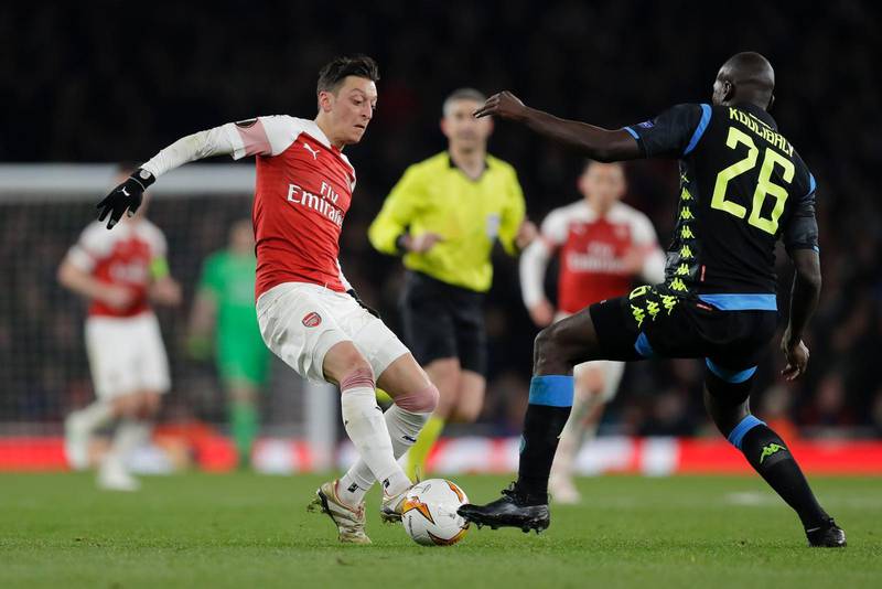 Arsenals Mesut Özil (till vänster) i kamp om bollen med Napolis Kalidou Koulibaly.