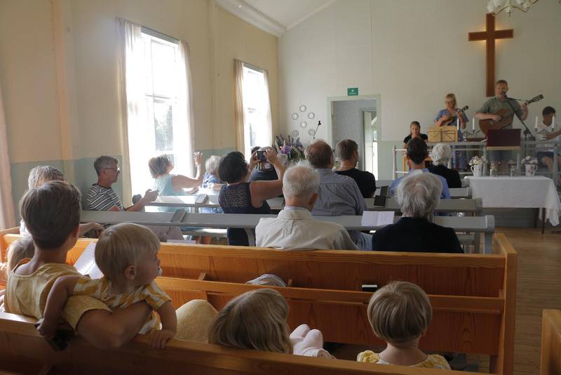 Blandade åldrar när Skorpeds baptistförsamling bjöd i till invigningsgudstjänst i Mosjö kapell. Linnéa Nilsson, cittra, Frida Gyll, ukulele, Kristoffer Arvidsson, sång och gitarr och David Gyll, såg (utanför bild).
