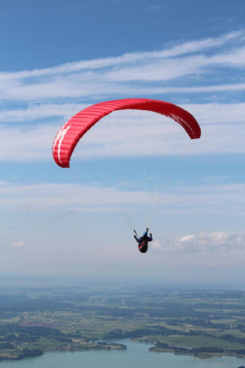 Flygande start. Skärmflygning är populärt från berget Tegelberg och kan beskådas av många.