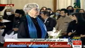 Här får Wenny Lekardal medalj av Pakistans president