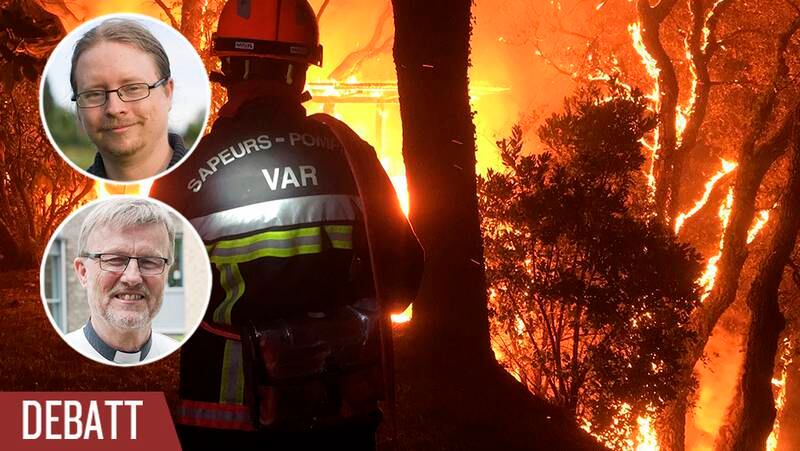 En brandman kämpar mot en skogsbrand nära Toulon i Frankrike.