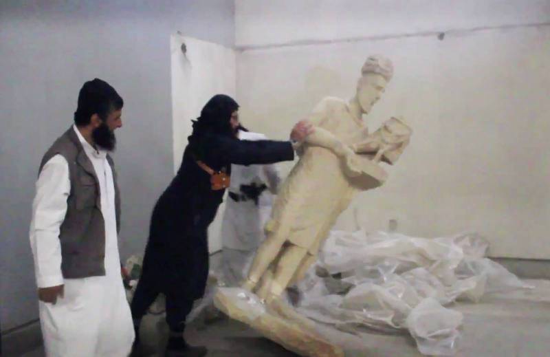 IS förstör urgamla statyer.