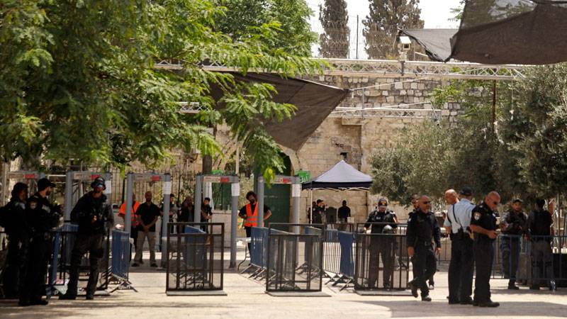 Israelisk gränspolis under nyligen installerade övervakningskameror vid al-Aqsamoskén på Tempelberget.