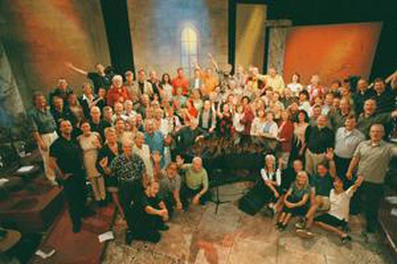 De medverkande i den sista omgången av "Minns du sången" som sändes i SVT år 2000.