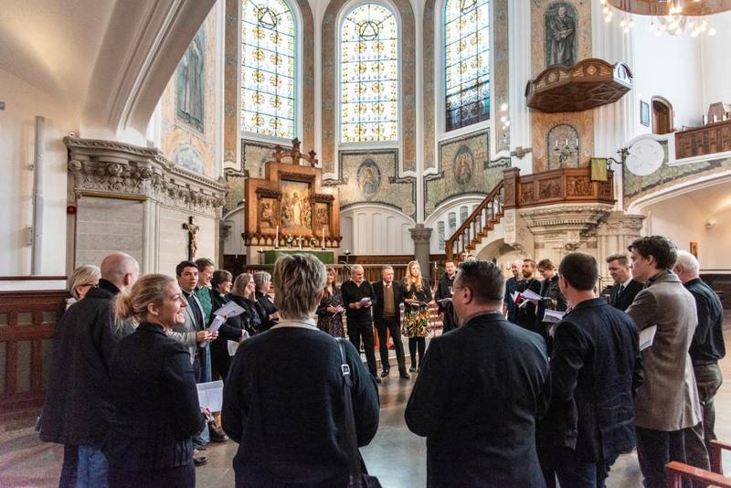 De medverkande pratar ihop sig och ber inför den ekumeniska gudstjänsten i Johanneskyrkan i Malmö den 19 januari 2020