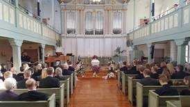Fullsatt kyrka följde Joachim Elsander till sista vilan