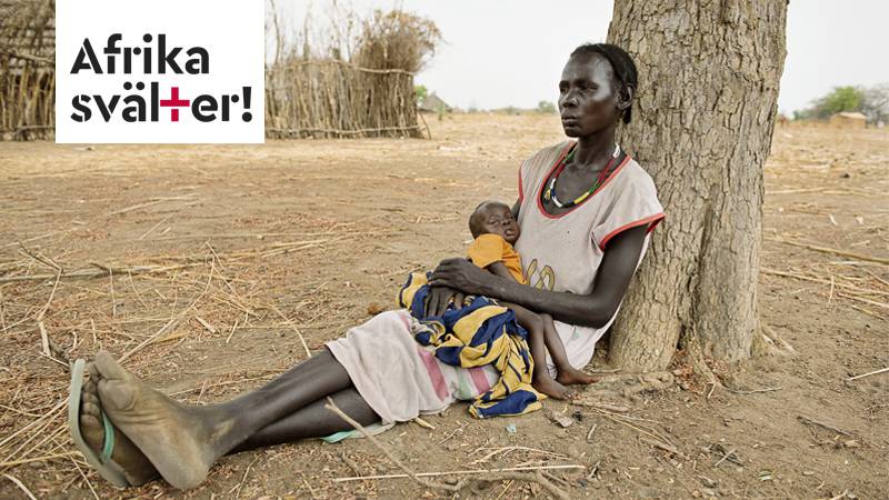 Abuk Garang sitter med sin sju månader gamla son William (stora bilden) i närheten av en mathjälpsstation i delstaten Bahr el Ghazal i Sydsudan. Här råder redan svält, enligt FN, och i denna region riskerar 290 000 människor att dö på grund av matbristen. 