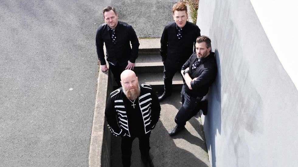 Tung kvartett. Hårdrockbandet All For the King består av (bakre raden) Erik Tilling – gitarr, Johan­ Tjernström – elbas, (främre raden) Ricard Hulteke­ – sång, och Richard Tonyson­ – trummor.