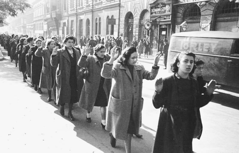 Judiska kvinnor tillfångatas och förs bort i Budapest Oktober 1944.