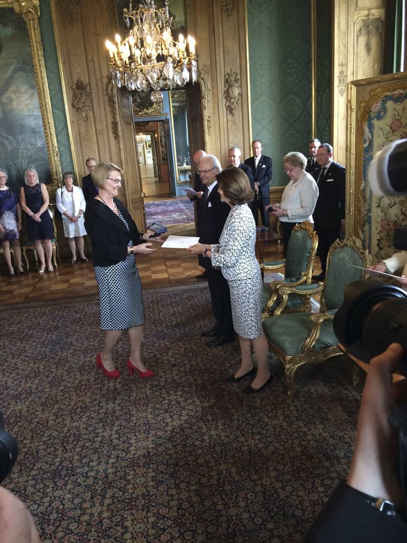 Inger Lise Olsen, Svenska kyrkans handläggare för genderfrågor, får medalj av kungen.