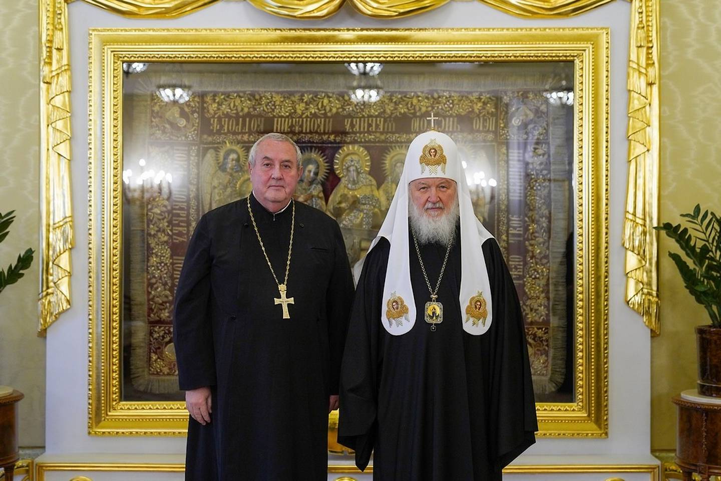 Fader ioan Sauca, tillförordnad generalsekreterare för Kyrkornas världsråd, och rysk-ortodoxa kyrkans patriark Kirill vid ett möte i Moskva den 17 oktober.