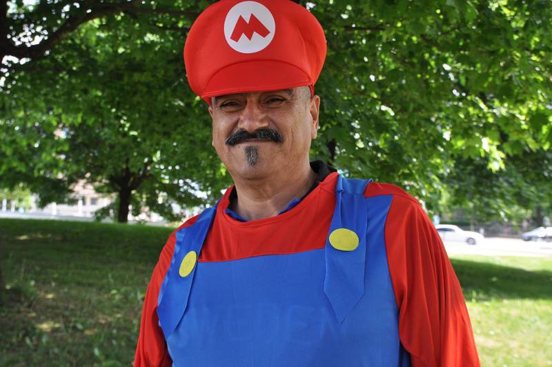 Mario Ocaranza, före detta knarkkung i Malmö som numera är frälst och bor i Borås. I Borås klär han ibland ut sig till Super Mario när han evangeliserar på stan.