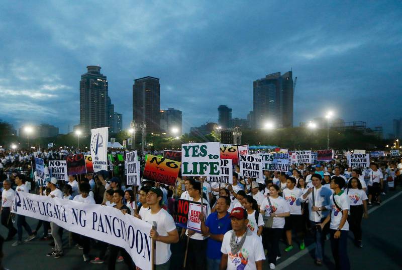 Katolska kyrkan i Filippinerna har länge kämpat mot dödsstraffet. Här samlas tusentals katoliker i en demonstration i Rizal Park i Manila 2017 för att protestera mot planerna på att återinföra straffet.