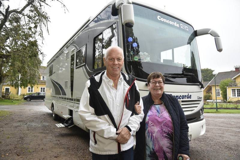 Trivs på vägarna. Wåge och Anita Carlsson uppskattar friheten och det sociala i att resa med husbil. Resorna kan både gå till kristna konferenser och till turistmål i Europa­.