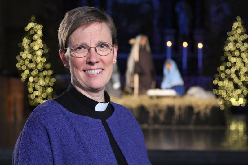 Prästen Britt-Marie Hjertén kommer berätta julens berättelse på ett personligt sätt i tre avsnitt.