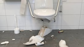 Kyrkans toalett sprängdes i småbitar