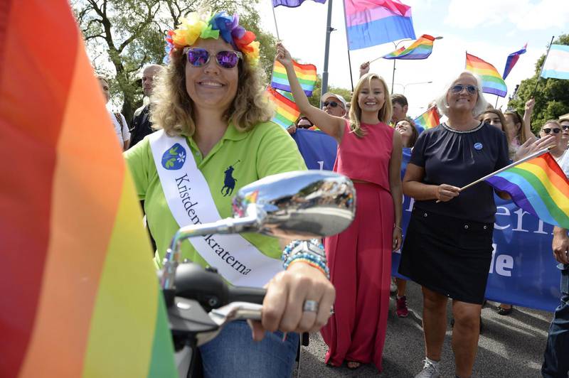KD:s partiordförande Ebba Busch Thor i Prideparaden tillsammans med partisekreterare Acko Ankarberg Johansson. Flera av KD:s ledande rikspolitiker deltog i paraden.