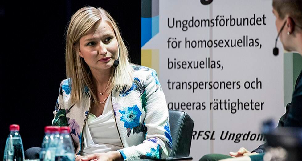 Svängt. Under Pride-veckan i Stockholm sa Ebba Busch Thor att hennes personliga åsikt var att homosexuella ska ha rätt att adoptera – nu ser det ut som att partiledningen svängt. 