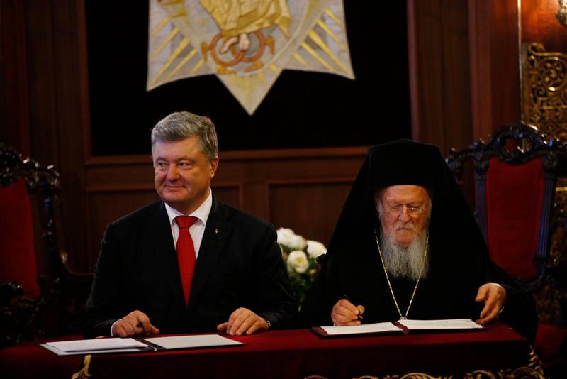Ukrainas president Petro Porosjenko (t v) träffade i dag lördag patriark Bartolomeus I i Istanbul för att underteckna ett avtal om hur processen med en självständig ukrainsk kyrka ska gå till.