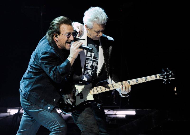Bono tillsammans med basisten Adam Clayton i U2 vid en konsert i Inglewood, Kalifornien i maj 2018.