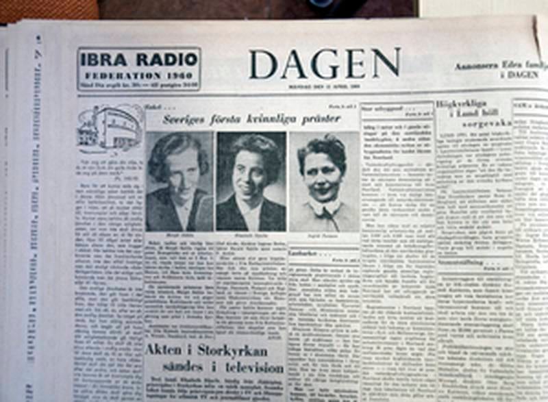 Tidningen Dagens förstasida från den 11 april 1960 när Sveriges första kvinnliga präster prästvigdes.