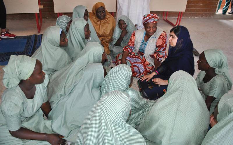 Malala Yousafzai pratar med skolflickor i Maiduguri i Nigeria. – Hennes historia ger oss hopp, så att också vi vill gå till skolan och bli något, sa en av de flickor som mötte Malala, 15-åriga Fatima Ali.
