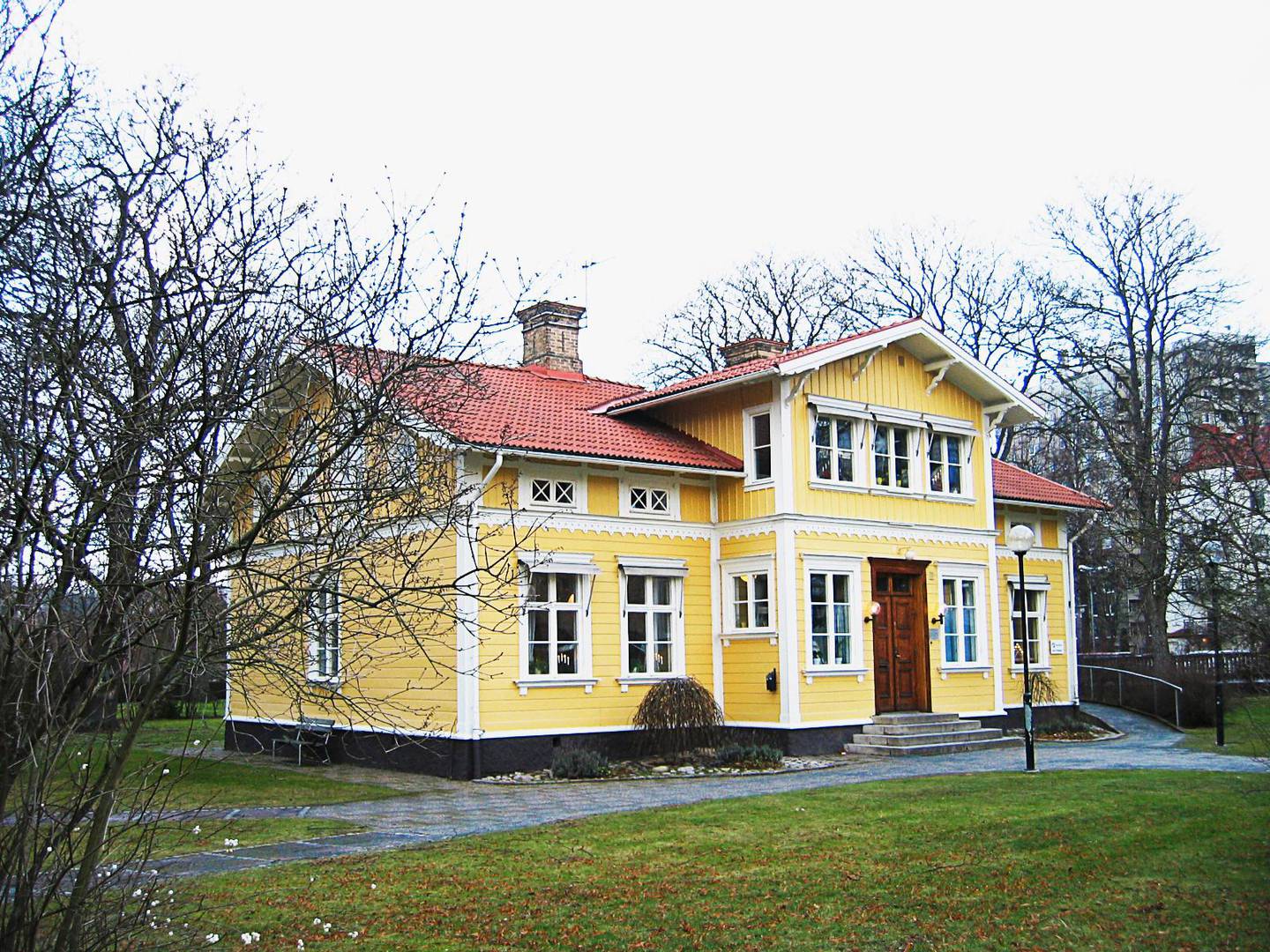 Lagermanska villan tillhör Svenska kyrkan i Jönköping, all ungdomsverksamhet i kyrkan stängdes ner efter en anmälan om sexbrott.
