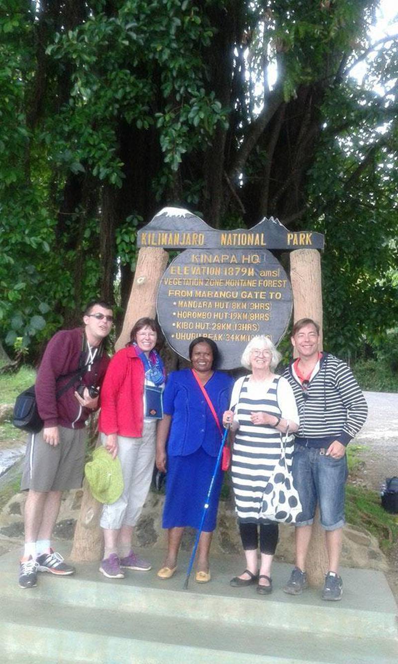 Camillo Paez, Birgitta Svensson, Britta Wahlner besökte Tanzania i december. Med på fotot är också Overa Sahlberg (mitten) samt Marcus Nyblom (längt t h).