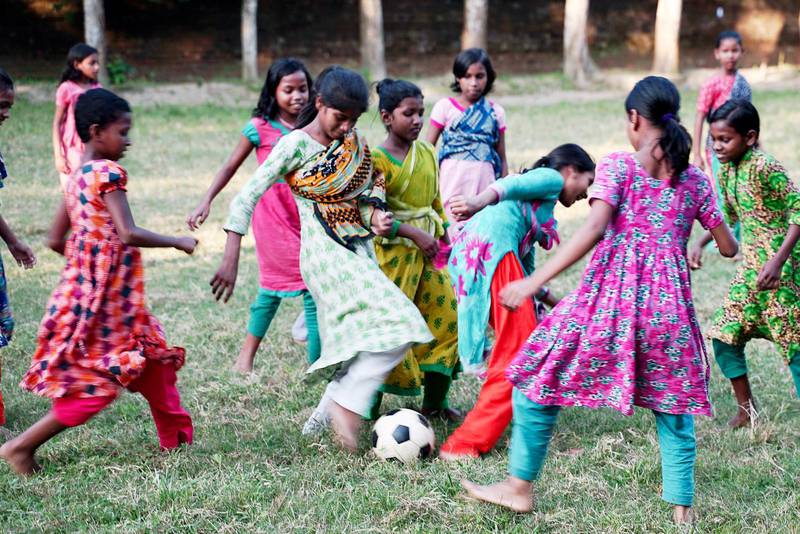 Disciplin är ett ledord på skolan. Men här finns även utrymme för fritid. Flickorna spelar gärna fotboll..
