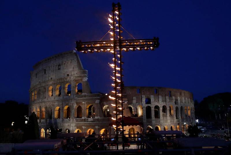 PROCESSION. Ett kors framför Colosseum, i en procession från förra årets påskfirande.