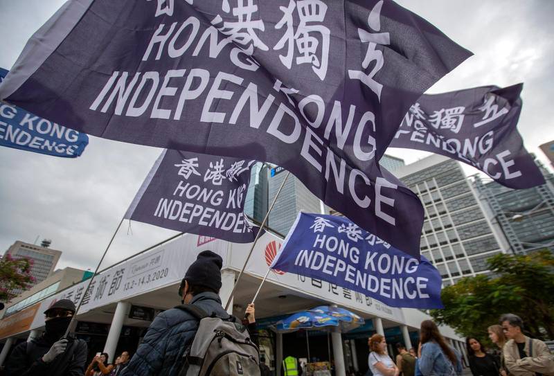 Hongkongbor viftar med frihetsflaggor under en demonstration i december 2019.