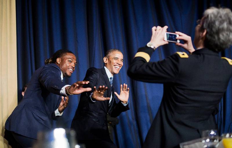President Barack Obama och den amerikanska fotbollsspelaren Derrick Henry gör en ”Heisman-pose” under den nationella bönefrukosten i Washington.