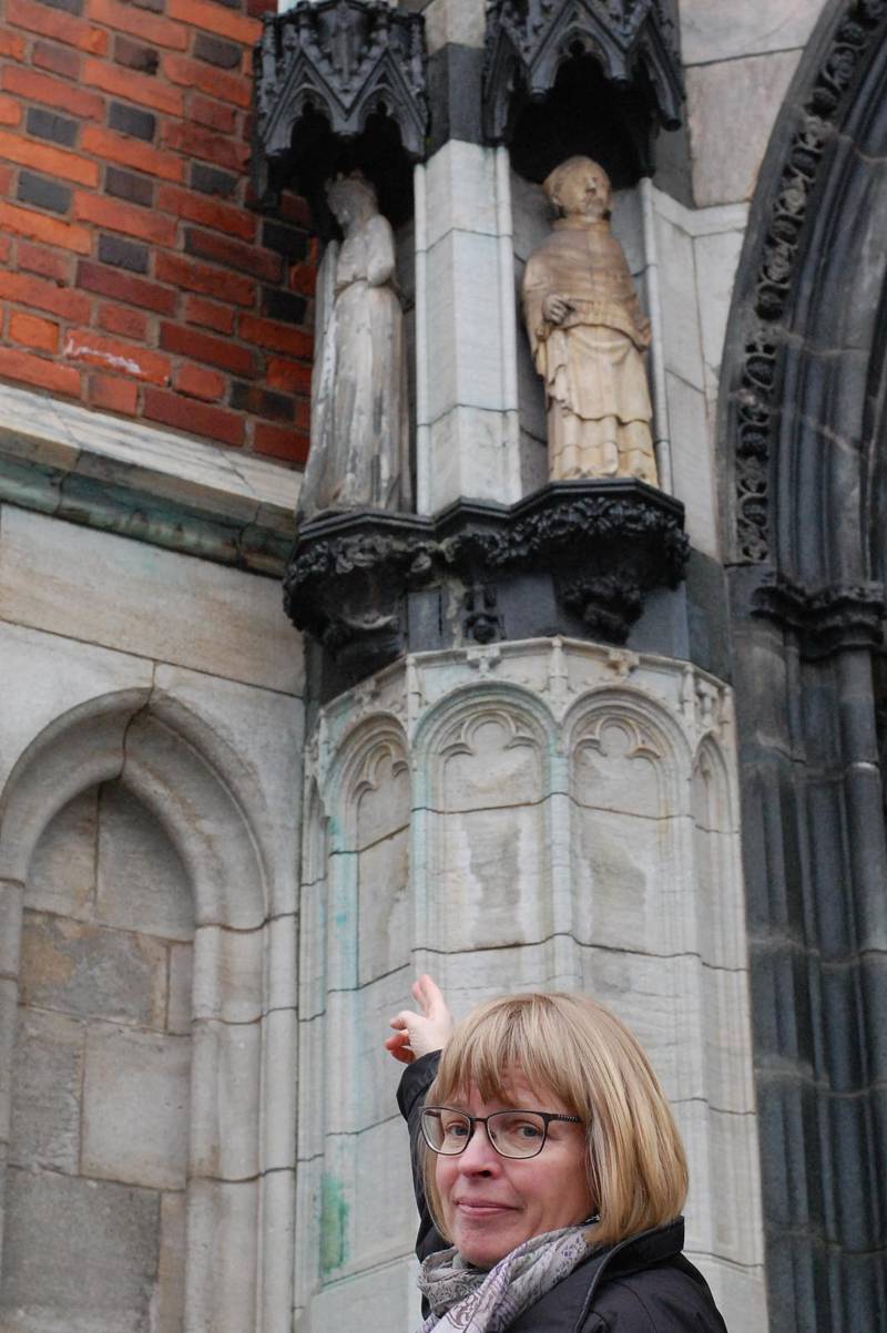 En av domkyrkans guider, Anika Franzon, pekar mot en staty som visar synagogan som en kvinna med förbundna ögon.