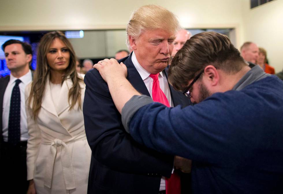 Evangelikaler ber för Donald Trump under dennes presidentkampanj.