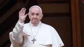 Påven ställer in resa till Dubai – vårdas för lungproblem