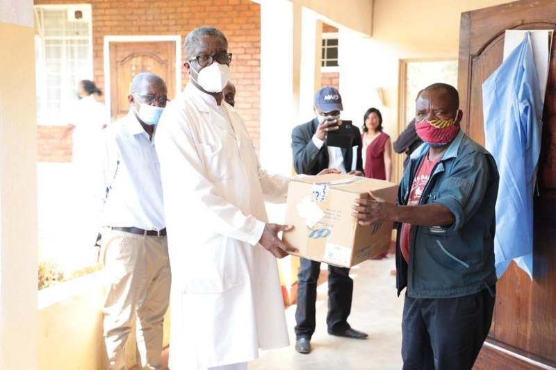 Senga Nsese lämnar över tester till doktor Denis Mukwege på plats på Panzisjukhuset i östra Kongo.