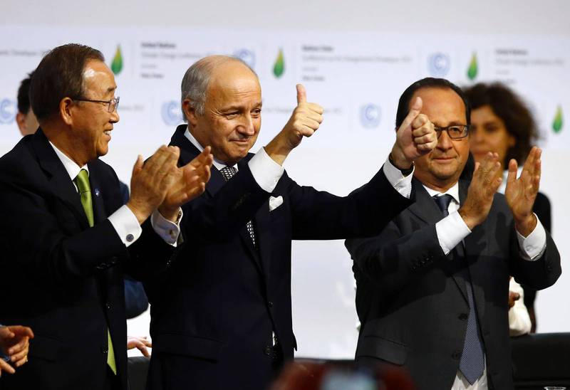 FN:s generalsekreterare Ban Ki-moon, Frankrikes utrikesminister Laurent Fabius och franska presidenten Francois Hollande jublar efter att klimatavtalet skrivits under i lördags.