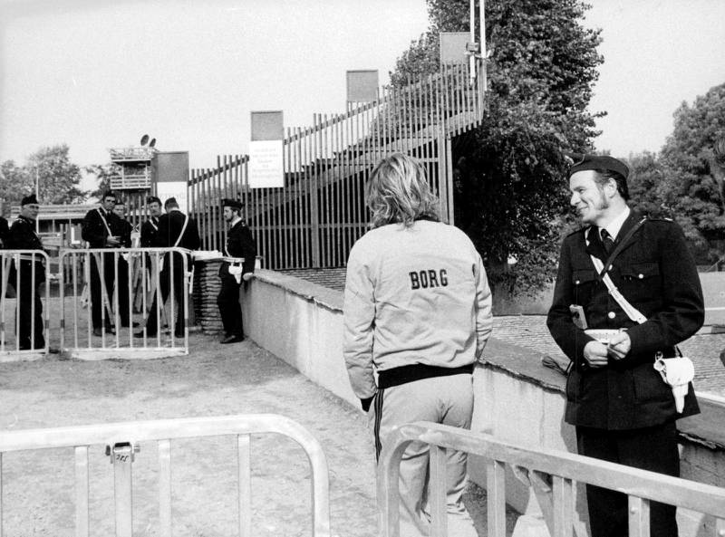 Björn Borg går igenom poliskontrollen påväg in i Båstad tennisarena inför matchen mot Chile i september 1975.