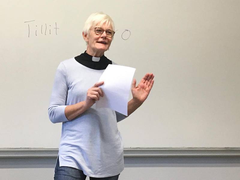 Prästen Moni Höglund delade personliga upplevelser på Bibelfestivalen.