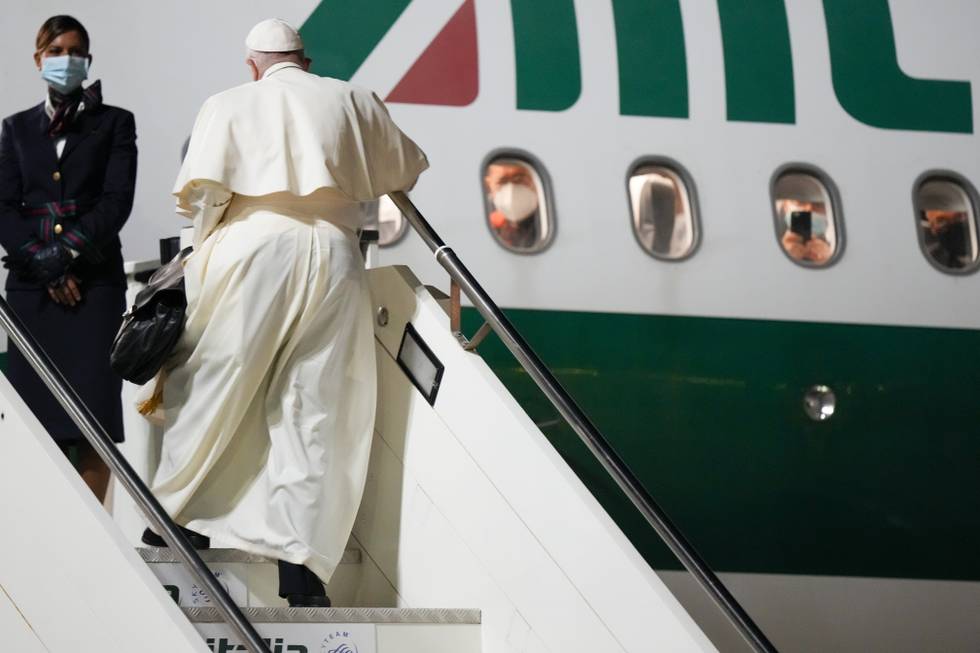 Påven Franciskus går ombord på planet som ska ta honom till Budapest i Ungern.