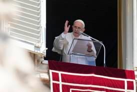 Påven begränsar firande av latinsk mässa